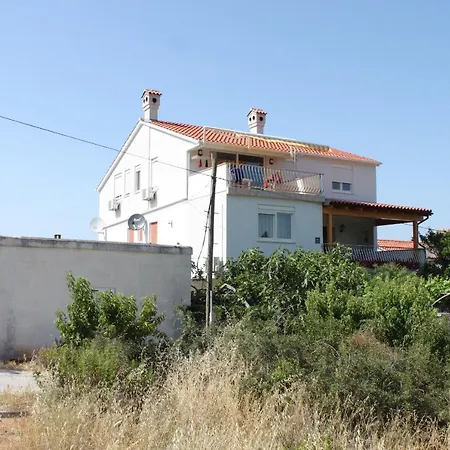 8100a Apartman Božava