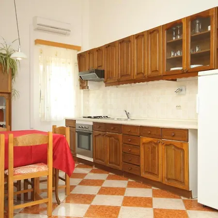 8100a Božava
