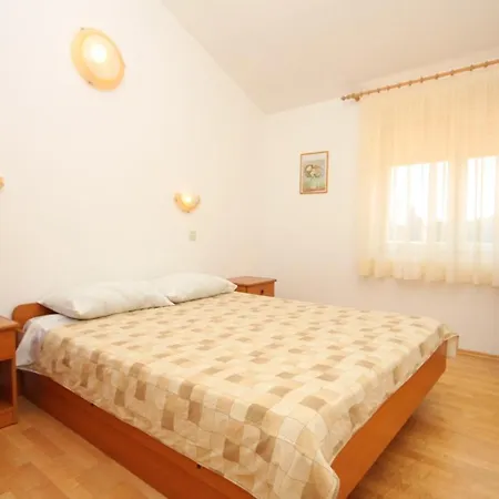 8100a Božava